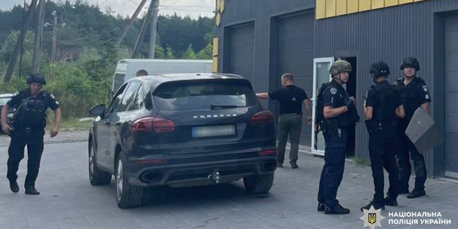 В офісі автосервісу на Львівщині сталася стрілянина