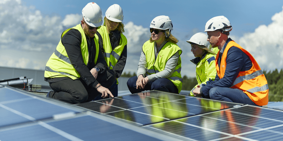 Сотрудники Soltech Energy с солнечными панелями