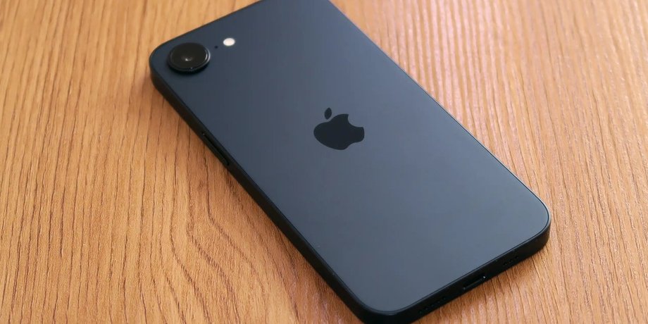 iPhone 16e смартфон на столі