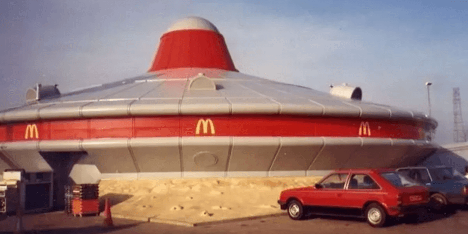 McDonald's в форме НЛО, разрушенное здание, культовые здание, историческое здание, необычное здание, футуристическое здание