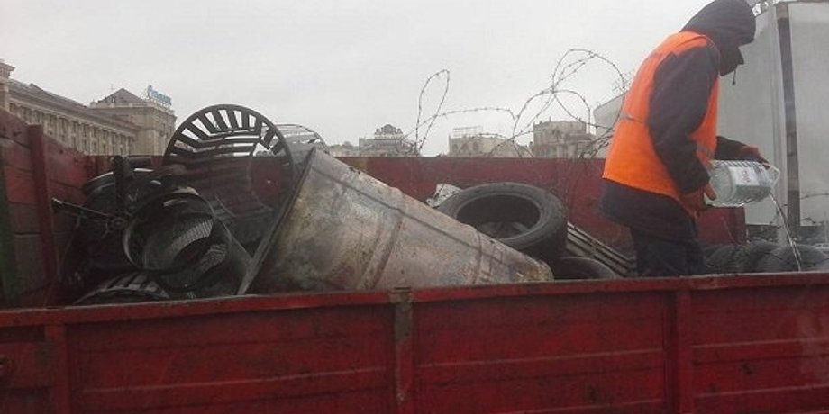 Коммунальщики убирают палатки на Майдане Незалежности / Фото: Александр Рудоманов, LB.ua