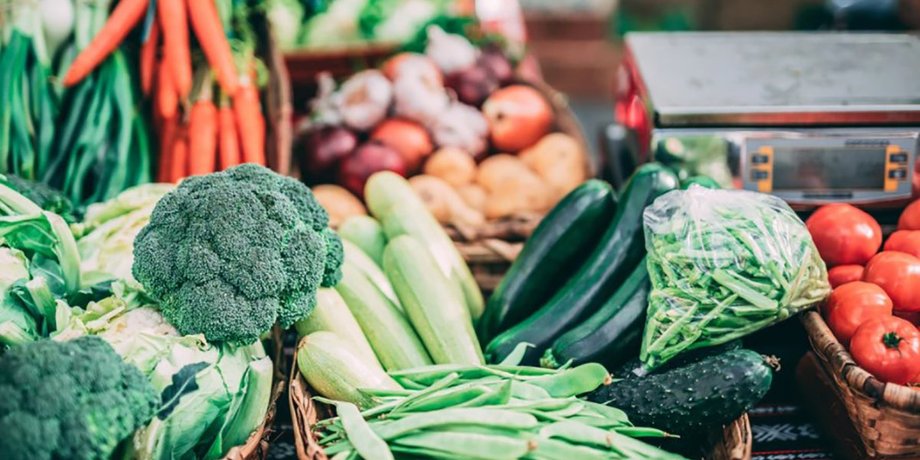 рынок, продажа овощей, овощи на рынке, капуста, баклажаны