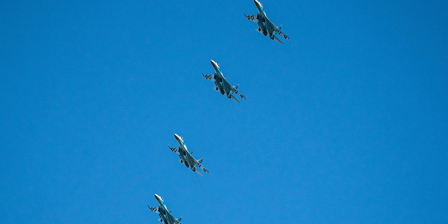 Четыре украинских истребителя Су-27 в небе