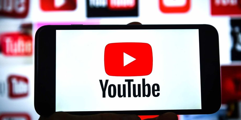 Додаток YouTube на смартфоні
