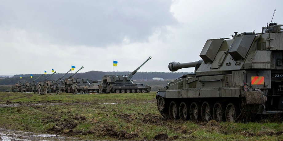 колона військової техніки