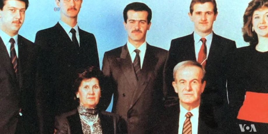 Рифат аль-Асад (в центре) пытался свергнуть своего брата Хафеза Асада (на фото в первом ряду), который впоследствии передал власть своему сыну Башару (на фото второй слева) / Фото voanews.com