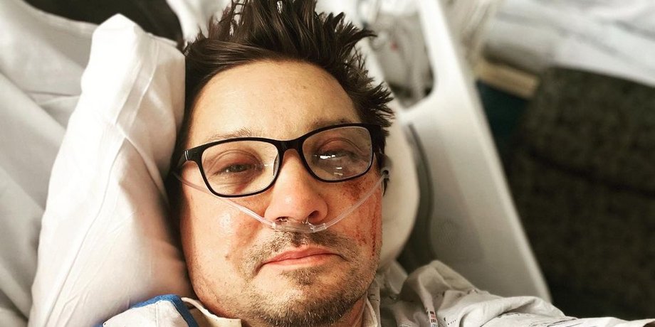 Джереми Реннер, Джереми Реннер попал в больницу, Джереми Реннера переехала машина, Джереми Реннеру ампутируют ногу