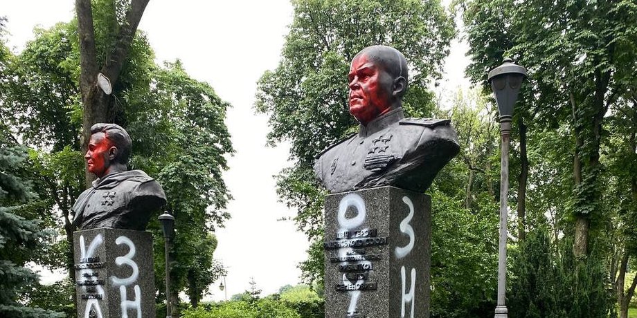 розмалювали пам'ятники, розфарбували пам'ятники, акція радянські пам'ятники