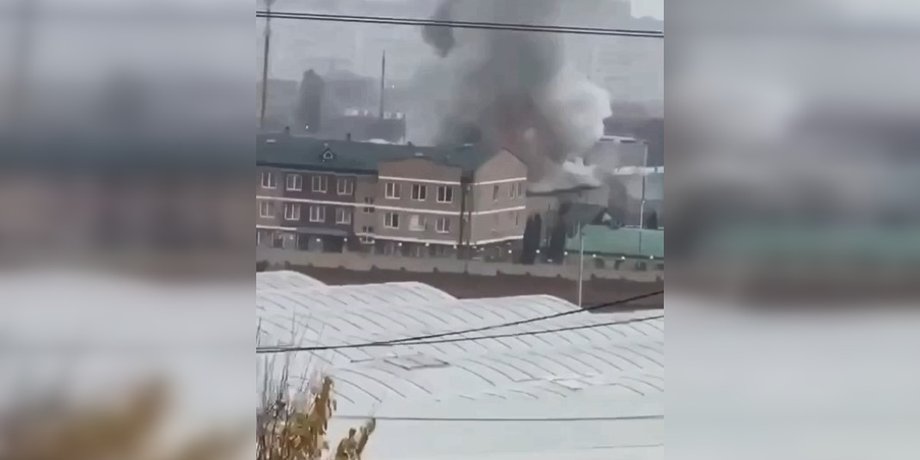 Дим над казармами Ахмат в Грозному