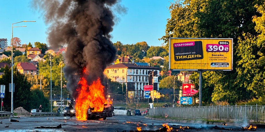 Палають автомобілі в Солом’янському районі Києва після падіння уламків російського БпЛА