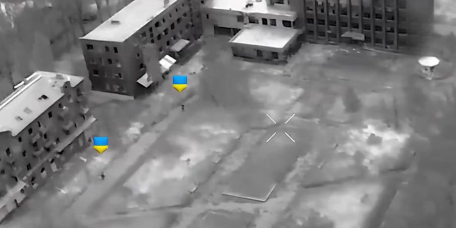 двоє бійців 425 ОШП біля Покровської міськради встановлюють прапор на 2,5 км в сірій зоні