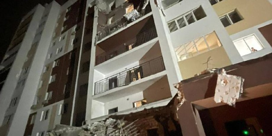 Уламки "шахеда" зруйнували багатоповерхівку у Київській області