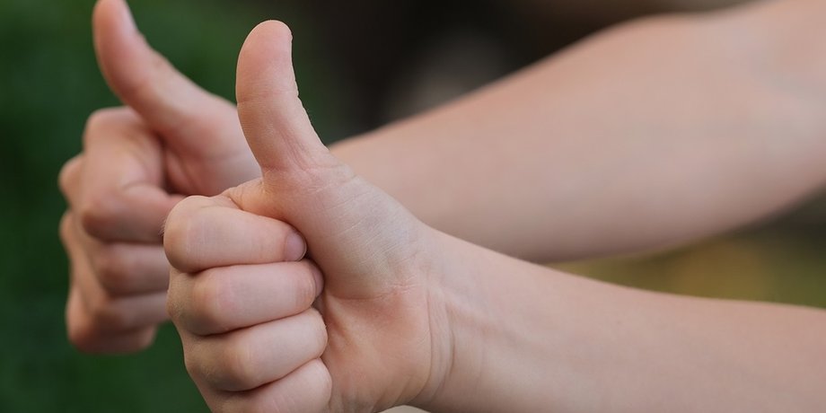 новини латвії, амодзі, палецьт вгору, лайк, зхвільнили за лайк. письмова згода, звільнення з роботи