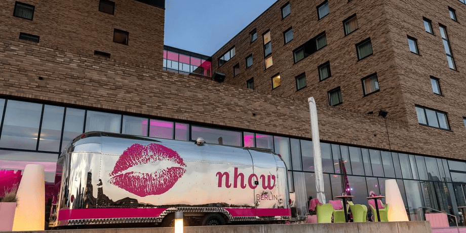 Nhow Berlin, отель в розовых тонах, дом мечты Барби, место для вечеринок, номера со звуконепроницаемыми стенами,