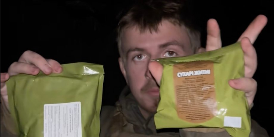 Військовий показує пакети зі стравами з армійського сухпайка під час огляду раціону для TikTok