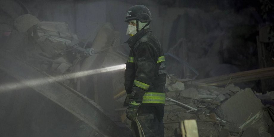 Рятувальник на місці удару. Ілюстративне фото