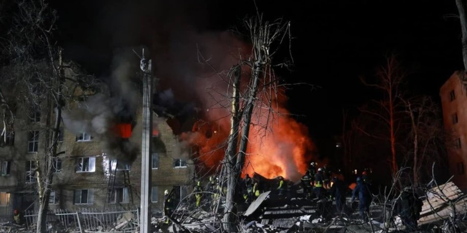 РФ атакувала ракетою багатоповерхівку в Харкові: 7 загиблих, понад 10 постраждалих (фото)