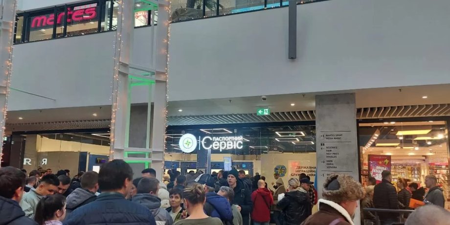 Очередь в паспортный сервис, очередь консульство, очередь паспорт за границей, очередь мужчины за границей, МИД консульские услуги