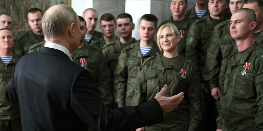 військові на новорічному зверненні путіна