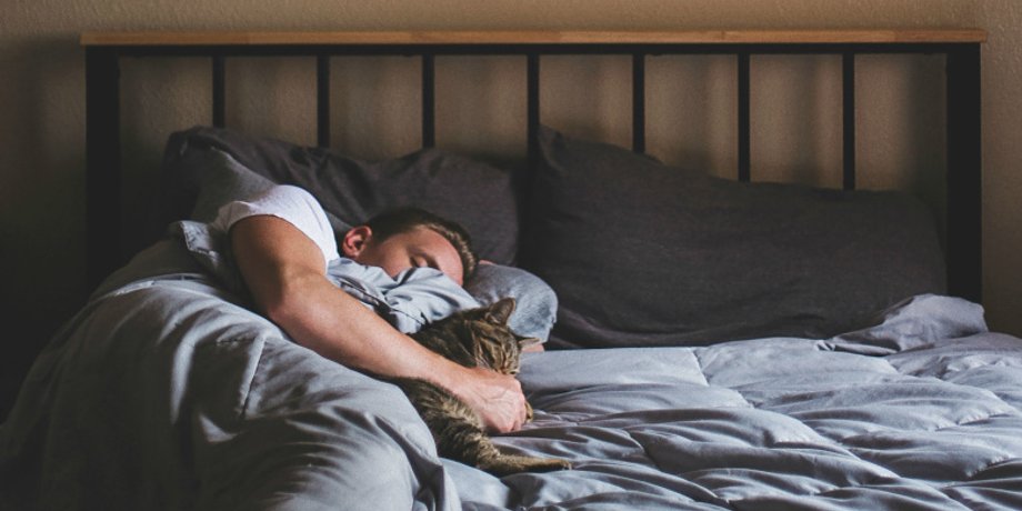 мужчина с котом, раздельный сон, мужчина спит отдельно, мужчина спит с котом, кот, котик в кровати