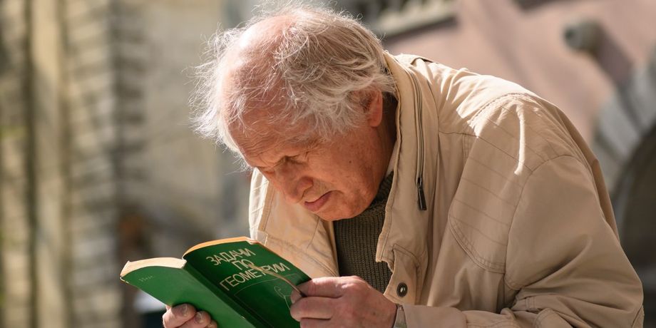 пенсіонер, книга, чоловік похилого віку