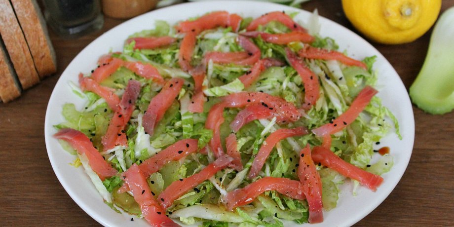 салат с пекинской капустой и красной рыбой