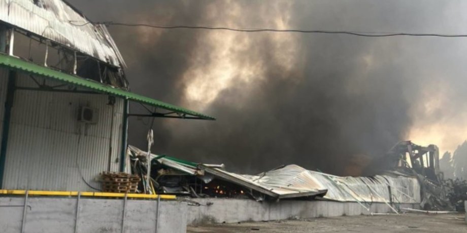 фото пожежі на складі EVA після удару РФ 13 вересня