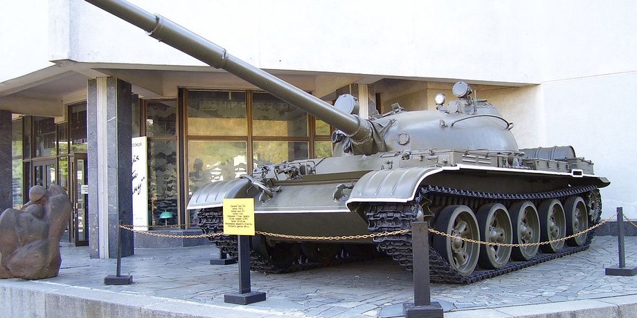 Танк Т-62 стоит на постаменте в музее