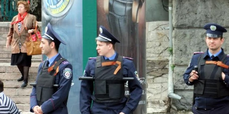 Сотрудники донецкой милиции с "георгиевскими ленточками" / Фото: novosti.dn.ua