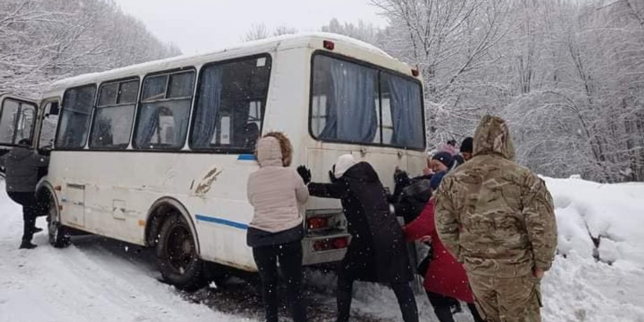 Снежные сугробы на дорогах