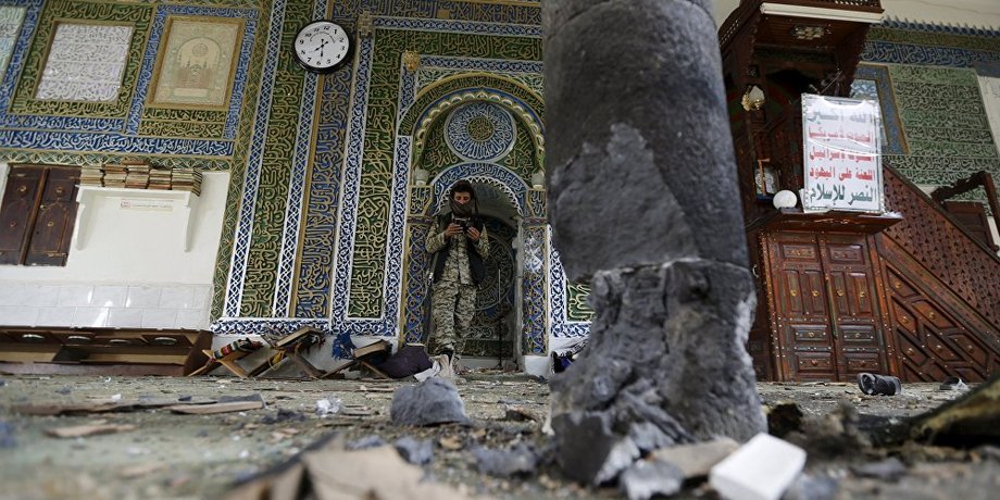 Место взрыва в мечети Йемена / Фото: REUTERS/ Khaled Abdullah
