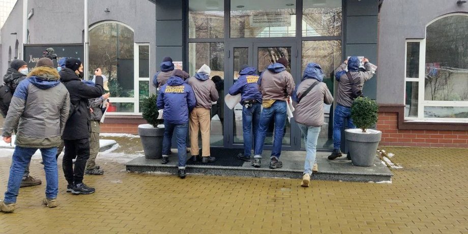 Нацкорпус, радикалы, правые, активисты, медведчук, NewsOne, канал, телеканал, закрыли