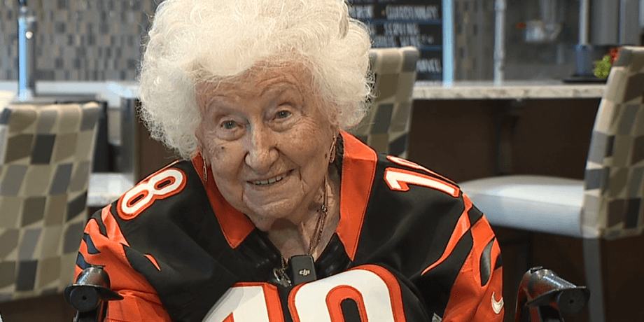 105-летняя женщина, пенсионерка, американка, любит футбол, любит виски, пожарная служба, день рождения, секрет долголетия