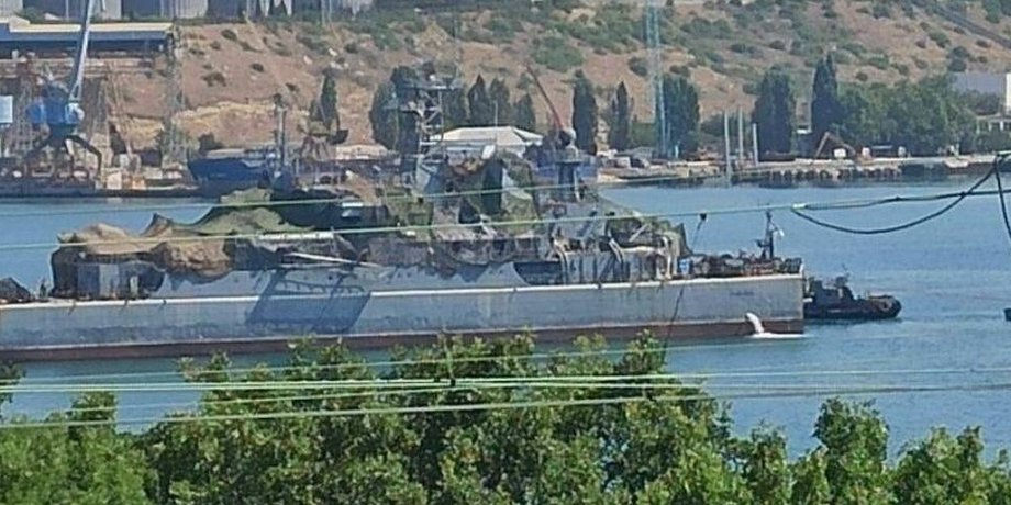 корабель чорноморського флоту в севастополі