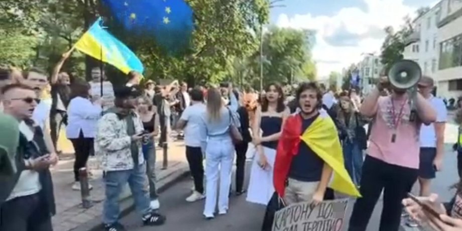 фото людей на акції протесту у Києві 19 серпня