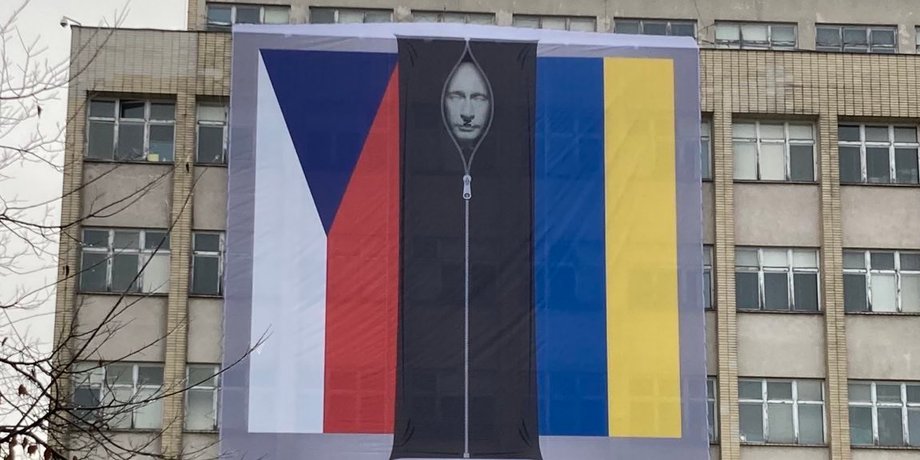 путін малюнок чехія, мвд чехії, путін у пакеті, путін у пакеті для трупів, малюнок, банер, чехія