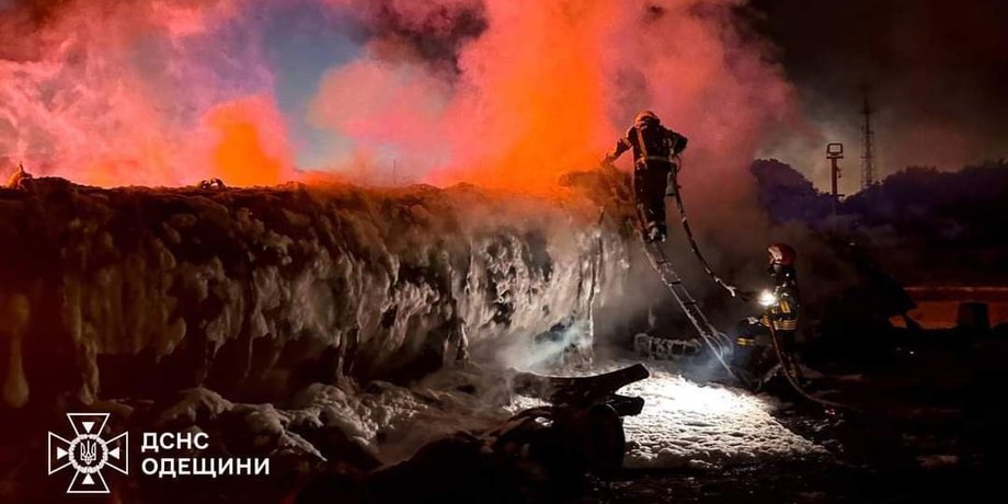 наслідки російської атаки Росія вдарила по Одещині біля кордону з Румунією: атаковано порти та цивільні об’єкти (фото)