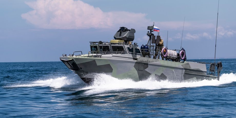 Десантний катер БК-16 ЗС РФ у плаванні