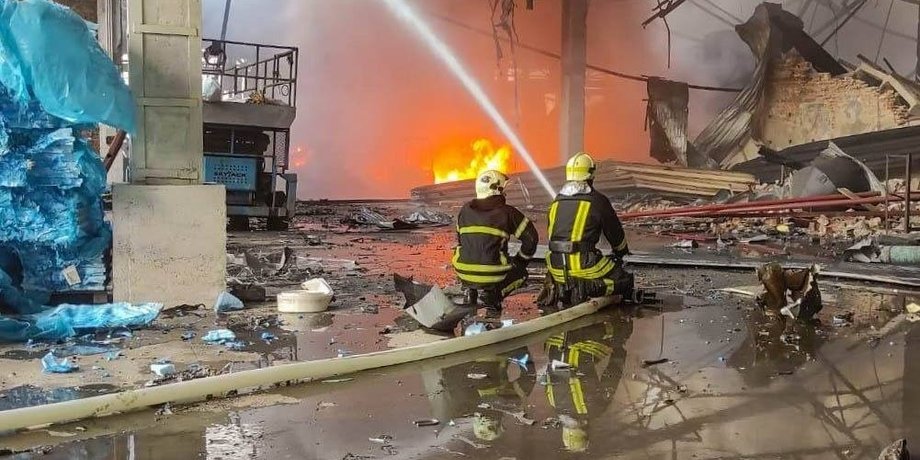 Внаслідок удару ракет та "Шахедів" РФ у Тернополі почалась пожежа на промисловому підприємстві, повідомила адміністрація