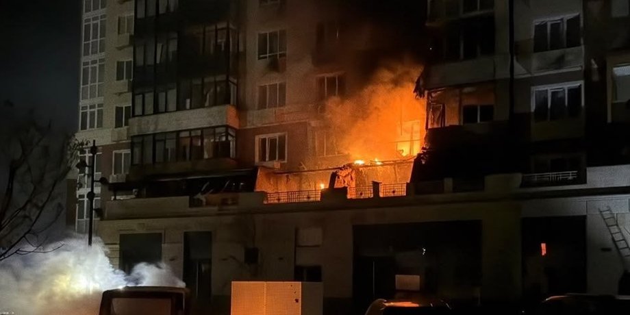 Пожар в многоэтажном доме в Умани после падения российского беспилотника 16 октября 2026 года