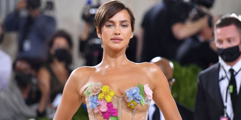 "Обнаженное" платье Ирины Шейк на балу Met Gala 2021