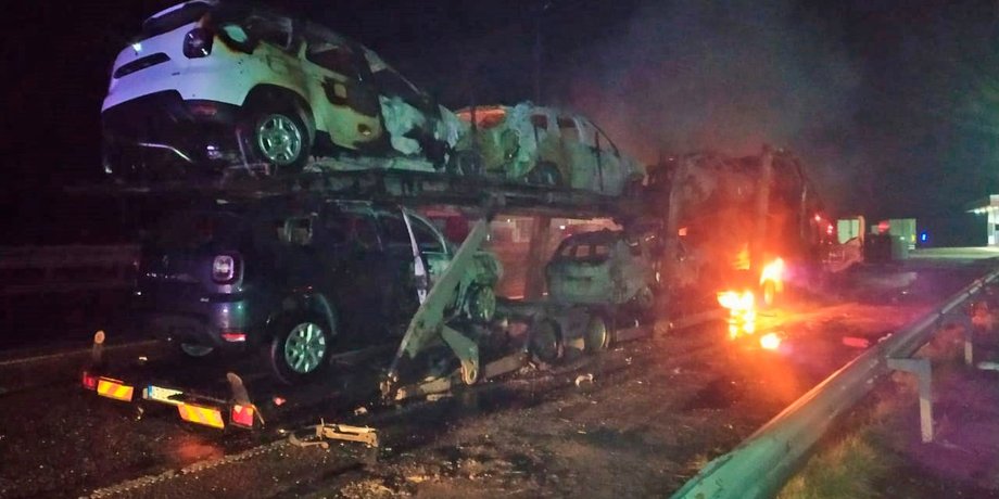 сгоревшие кроссоверы Рено дастер, сгорело авто, сгорели авто, Renault Duster, кроссоверы Renault, пожар в авто