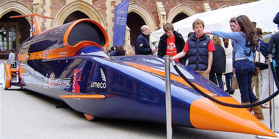 Сверхзвуковой автомобиль Bloodhound Supersonic Car / Фото: lizzieparker.files.wordpress.com