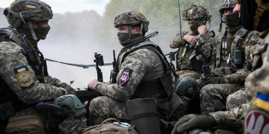Як мінімум 3,5 тисячі держслужбовців зі зброєю в руках захищають Україну