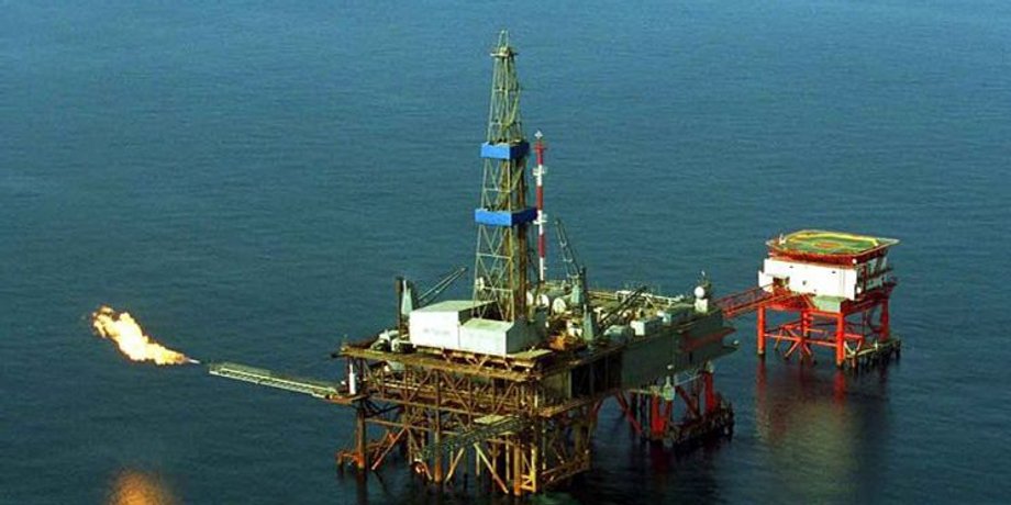 море, буровая установка
