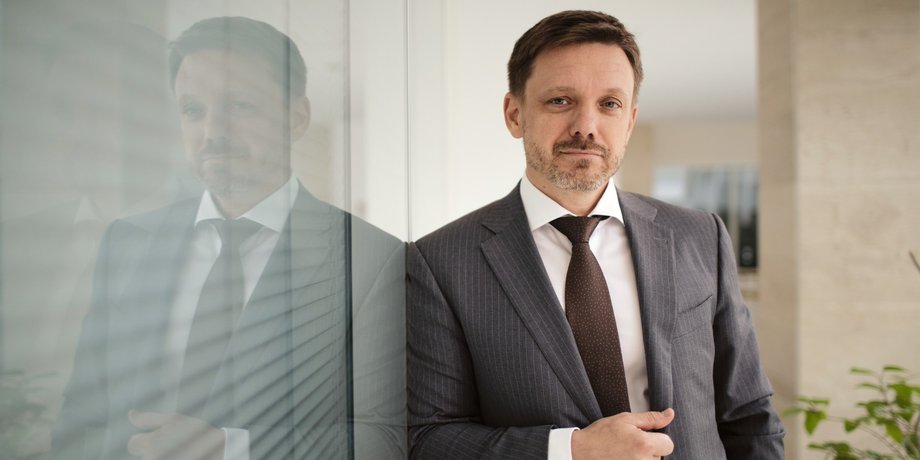 Евгению Мецгеру, подозрение Мецгеру, Мецгер в офисе