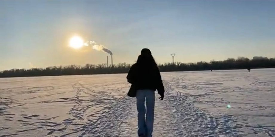 Жительницы Киева рискнули перейти замерзшую реку Днепр во время тревоги и транспортного коллапса.