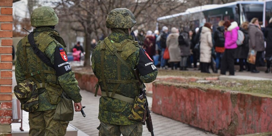 Російські окупанти та люди