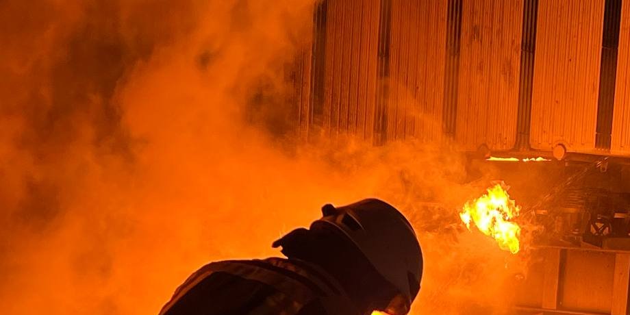 пожар киев, спасатели, обстрел киева, последствия обстрела, последствия обстрела киев