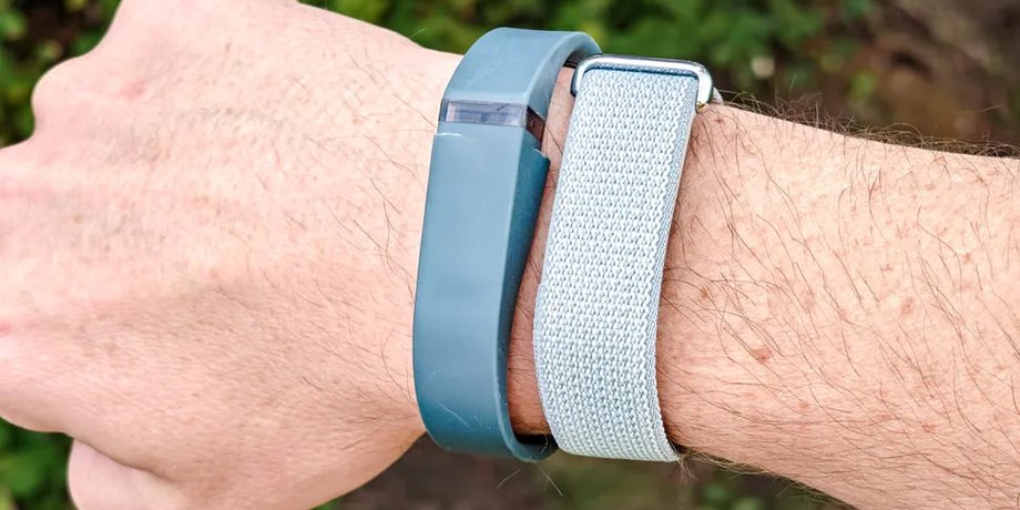 Трекери Fitbit Air (2026) та Fitbit Flex (2013)